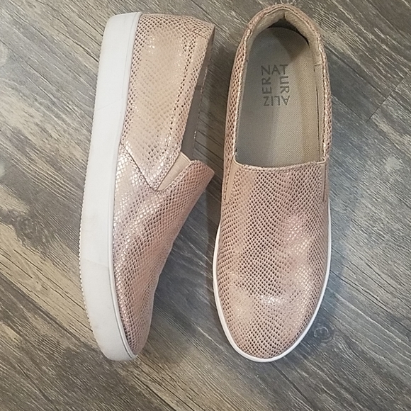naturalizer slip on tennis shoes